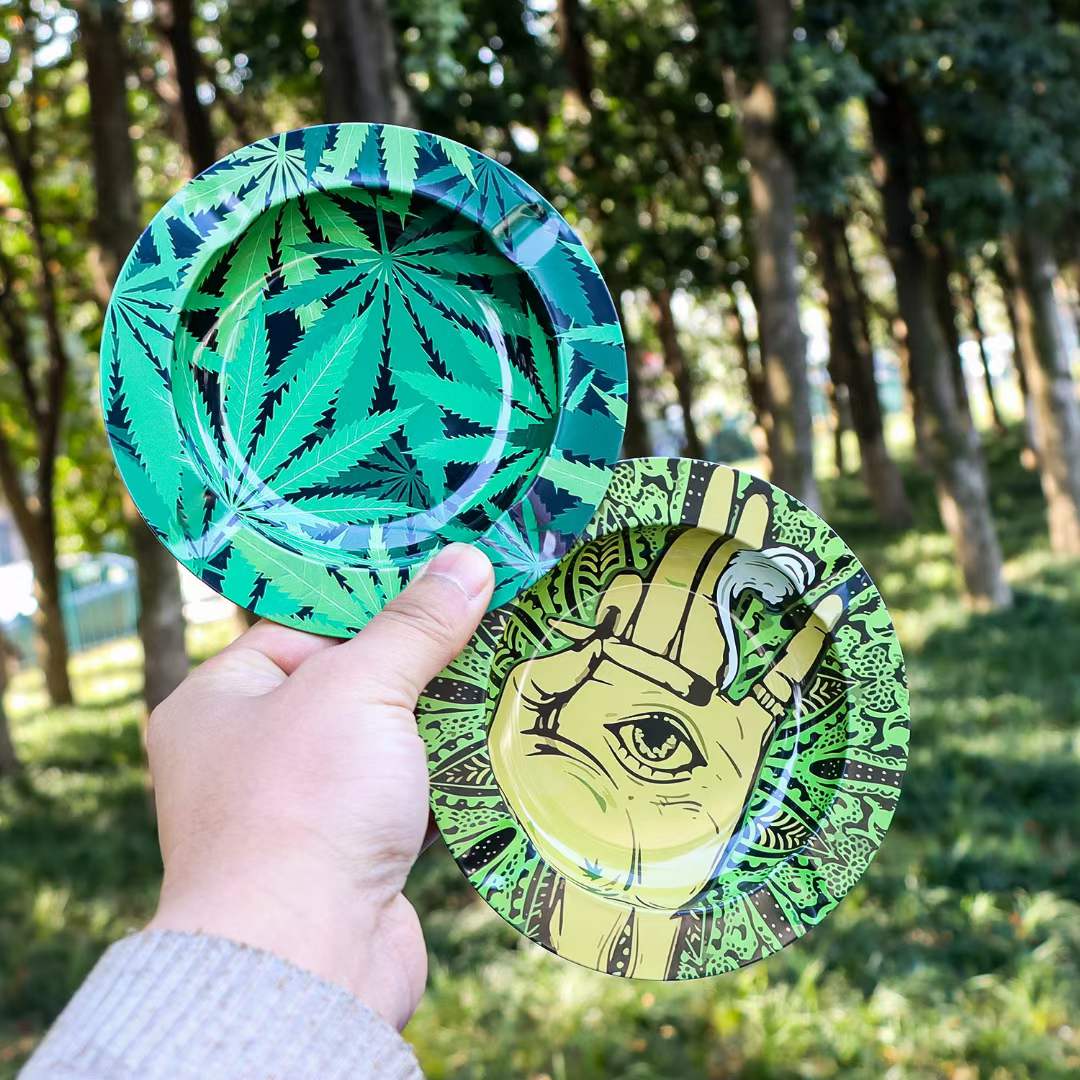 Round tinplate ashtray Household ashtray tin cigarette ashtray