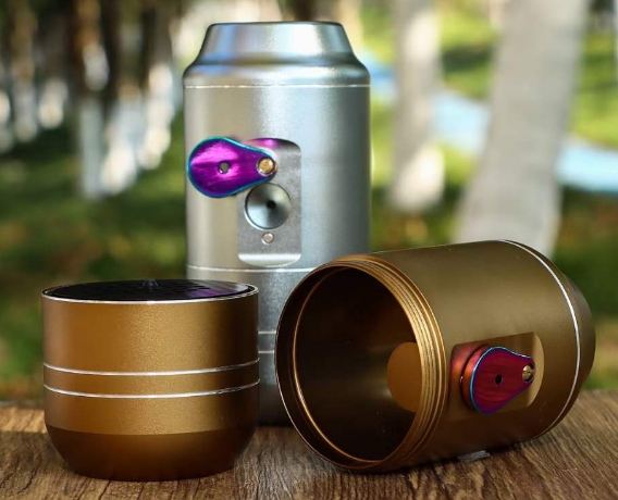 Metal tobacco pipe with smoke filter 