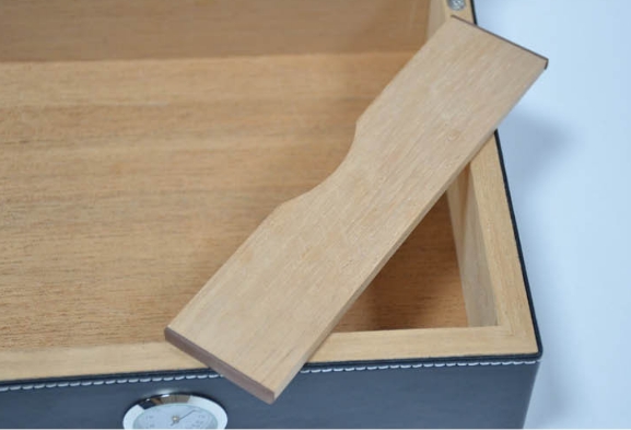 Leather cigar humidor 